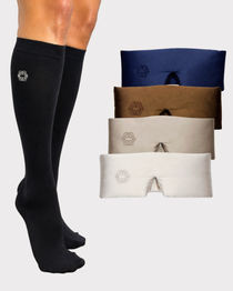 The Pair Travel Set med svarta komprimerande strumpor och fyra sömnmasker i olika färger