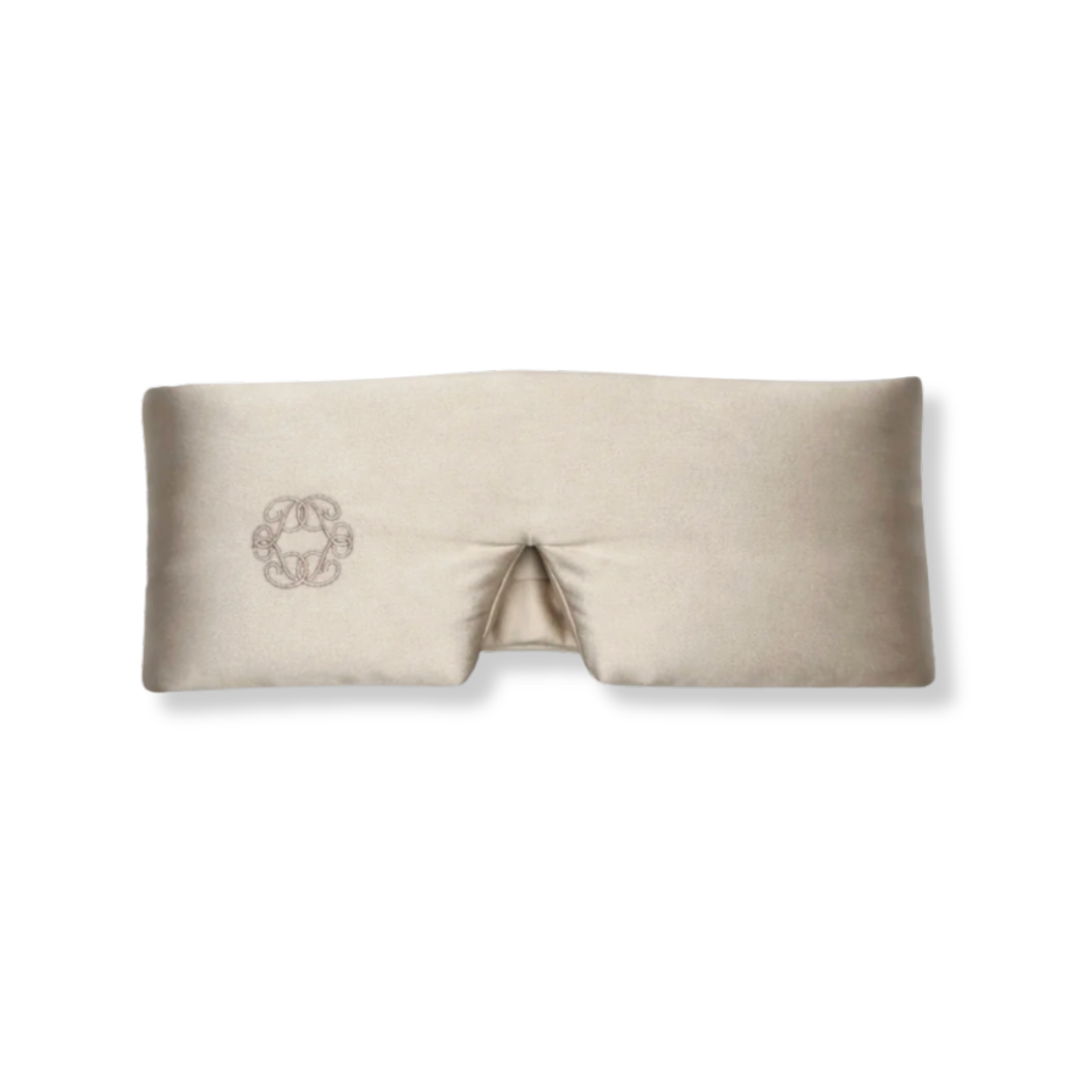 The Pair sömnmask i beige siden, produktbild plant liggande