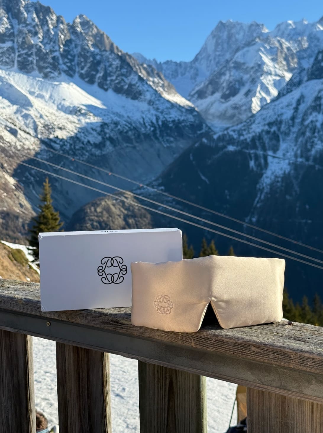 The Pairs produktförpackningar på ett räcke med snötäckta berg i bakgrunden